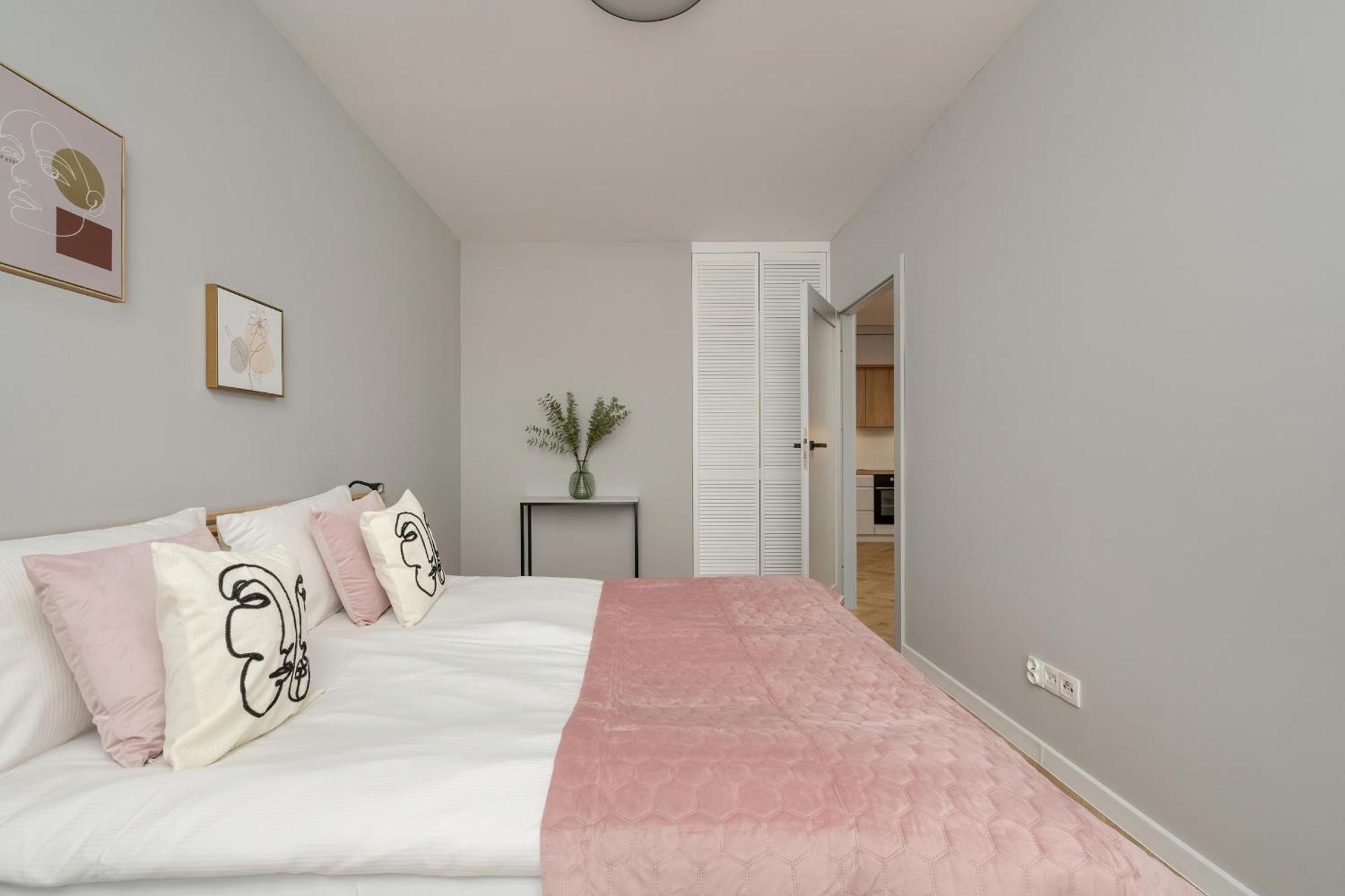 Michalczyka Stylish Apartment With Parking In The City Center Of Wroclaw By Noclegi Renters Екстериор снимка